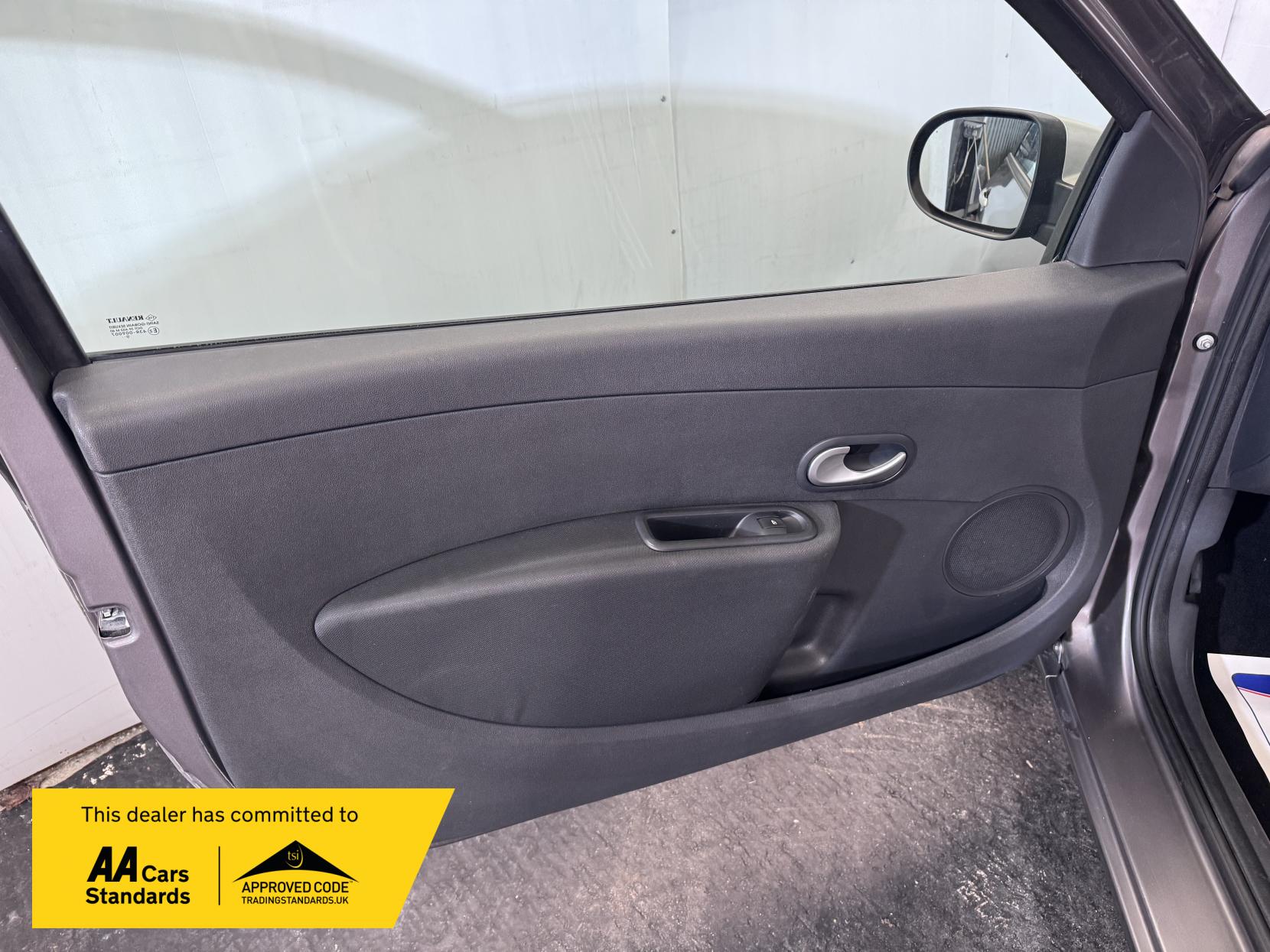 Renault Clio 1.2 I-Music Hatchback 3dr Petrol Manual Euro 5 (75 ps)