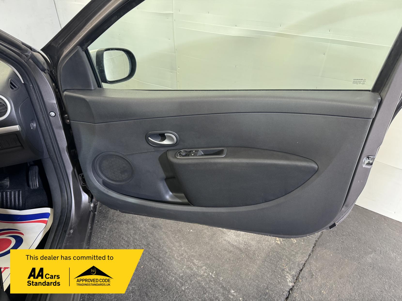 Renault Clio 1.2 I-Music Hatchback 3dr Petrol Manual Euro 5 (75 ps)