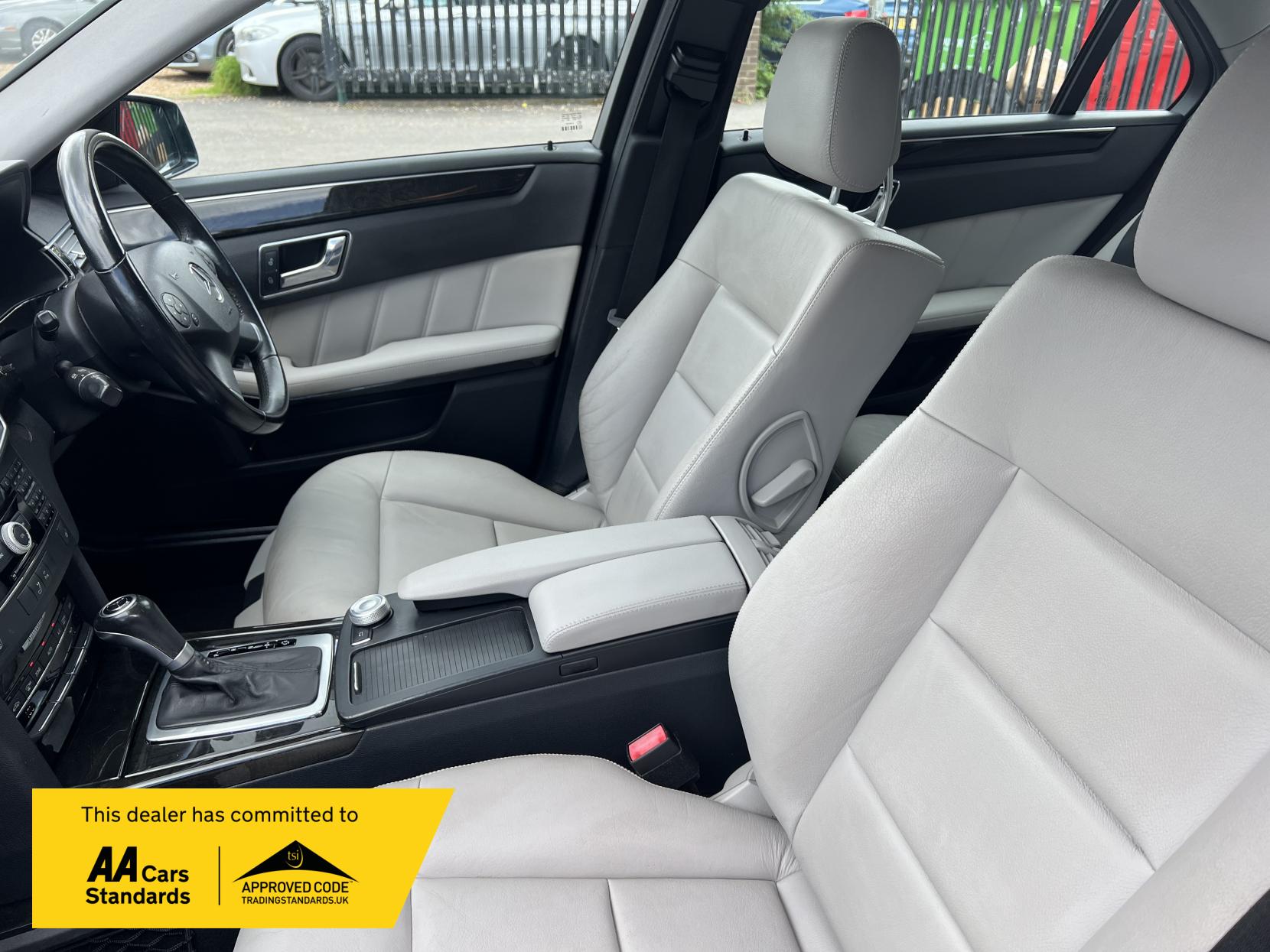 Mercedes-Benz E Class 1.8 E250 CGI BlueEfficiency Avantgarde Saloon 4dr Petrol Tiptronic Euro 5 (204 ps)