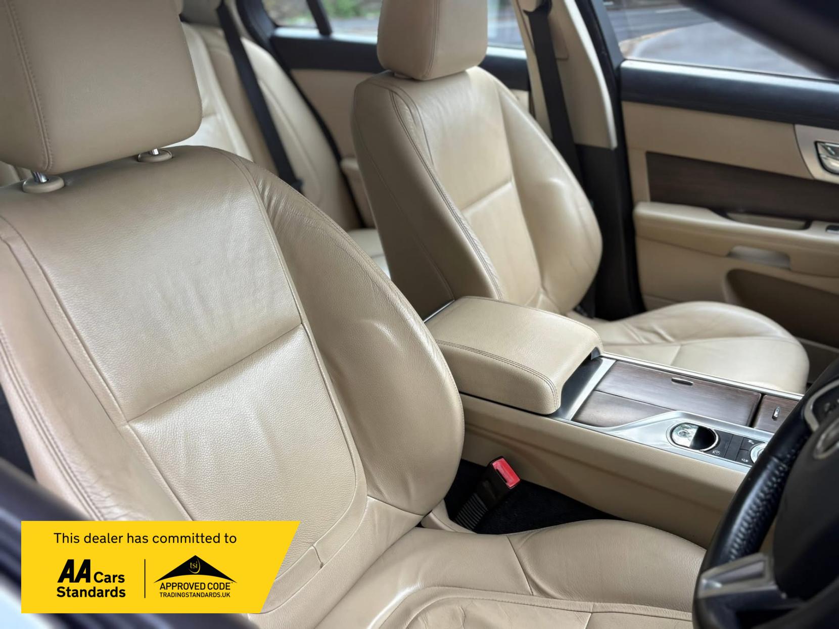 Jaguar XF 2.2d Luxury Saloon 4dr Diesel Auto Euro 5 (s/s) (163 ps)