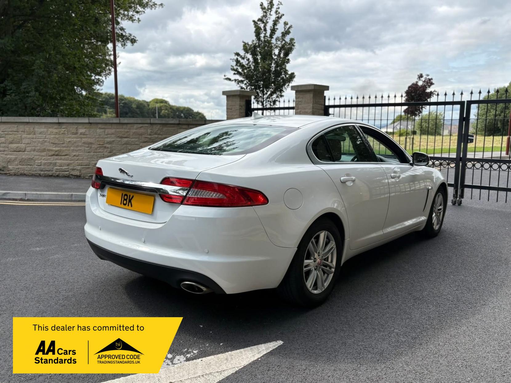 Jaguar XF 2.2d Luxury Saloon 4dr Diesel Auto Euro 5 (s/s) (163 ps)