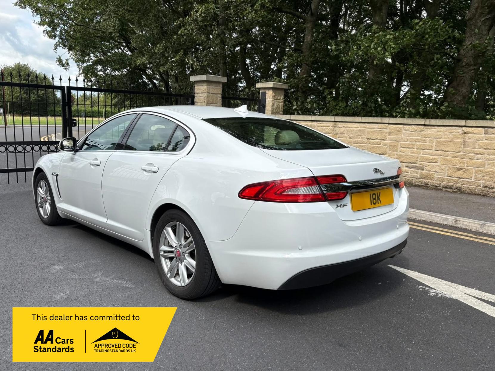 Jaguar XF 2.2d Luxury Saloon 4dr Diesel Auto Euro 5 (s/s) (163 ps)