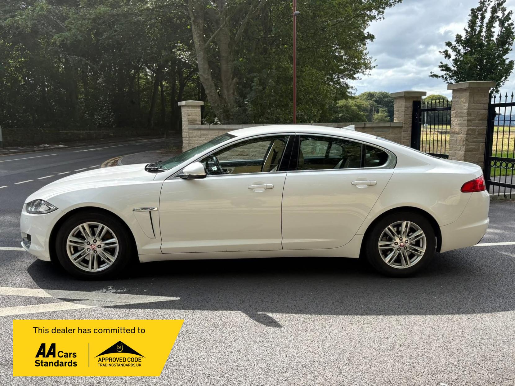 Jaguar XF 2.2d Luxury Saloon 4dr Diesel Auto Euro 5 (s/s) (163 ps)